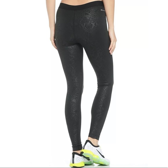 NWOT - Nike Pro Warm Embossed Vixen Training Tights in Black - Picture 5 of 8